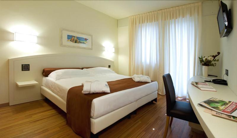 Hotel Napoleon شيراسكو المظهر الخارجي الصورة