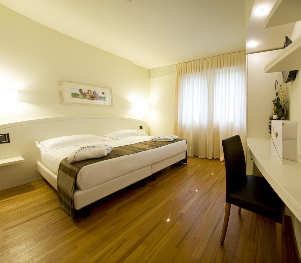 Hotel Napoleon شيراسكو المظهر الخارجي الصورة